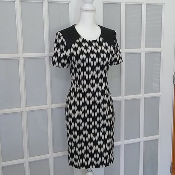 Like New Yigal Azrouël Jet Black and Bone Ikat Print Dress Size - 4 - Picture 4 of 16